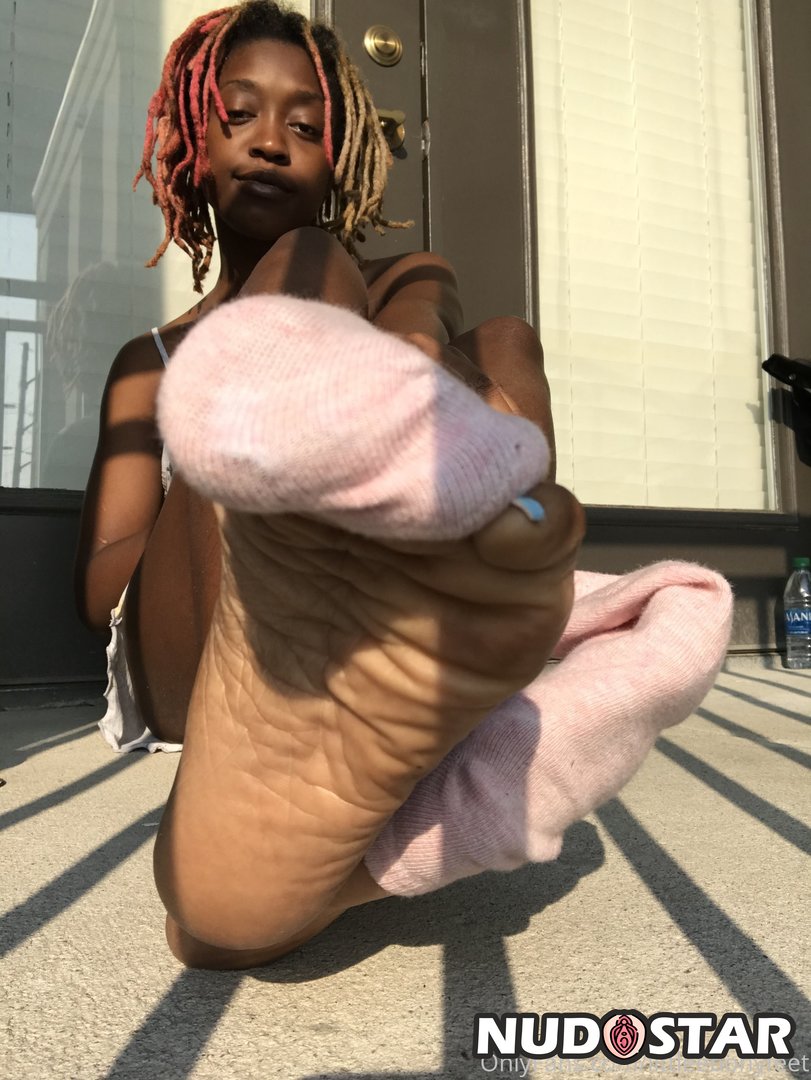 Littleebonyfeet Leaked Photo 11