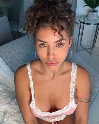 Thalia Matos Nude Leaks OnlyFans Photo 27