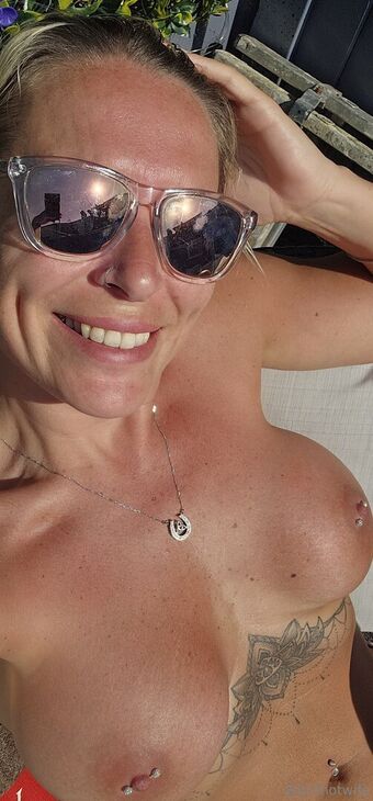 brithotwife Nude Leaks OnlyFans Photo 73