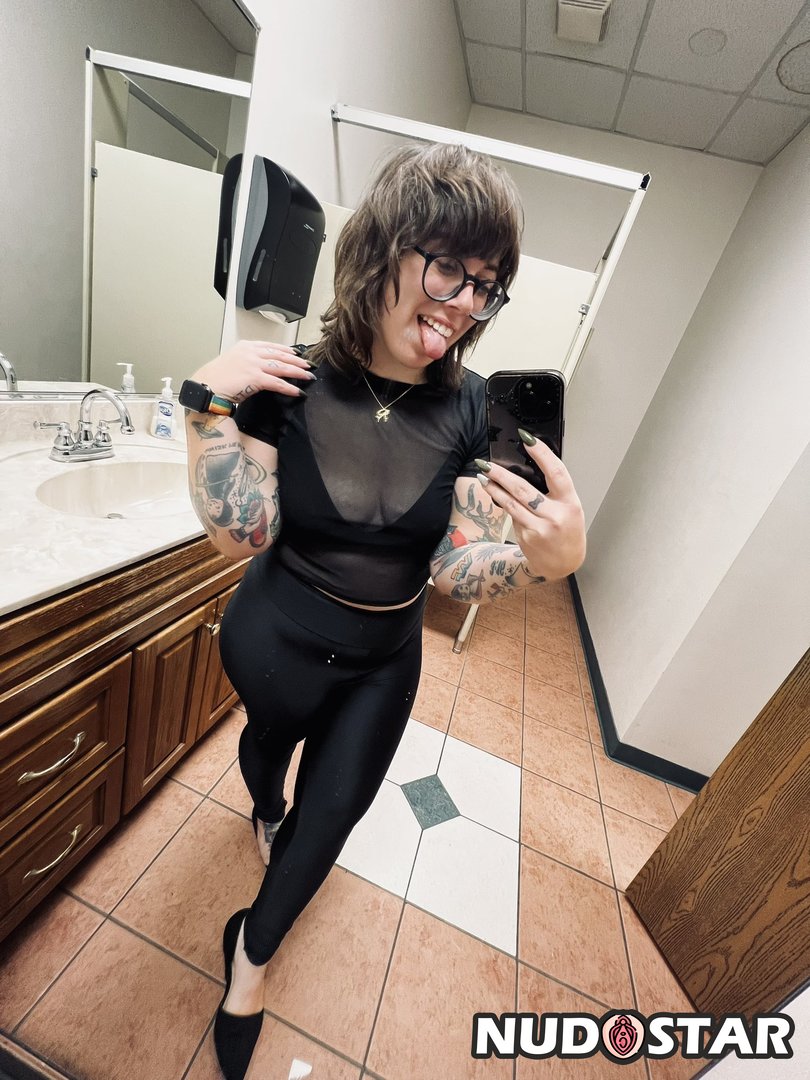 Stepstool Sarah Leaked Photo 15