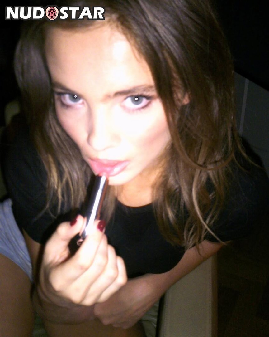 Freya Allan Leaked Photo 10