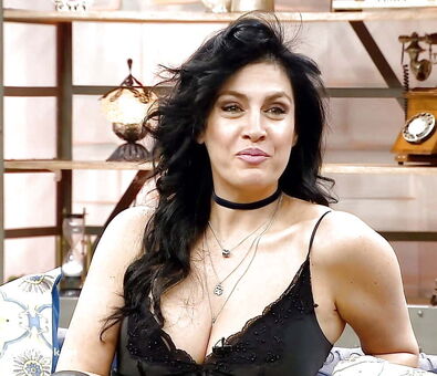 Tuğba Ekinci Nude Leaks OnlyFans Photo 6